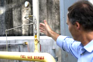 Brouwer points to the site at which renewable hydrogen gas is injected into UCI’s natural gas supply line. Steve Zylius / UCI