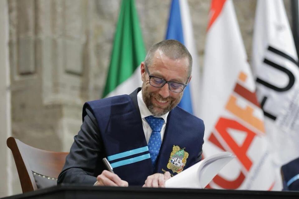 Dean Magnus Egerstedt signing his name in the ledger of International Honorary Professors in a ceremony held by the Autonomous University of the State of Hidalgo (UAEH) in Mexico on August 29, 2025.