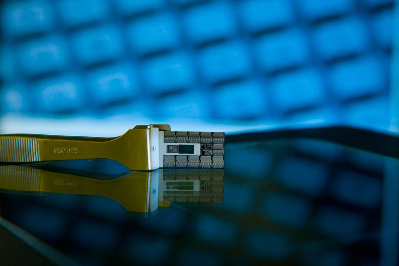 A small, structured semiconductor device
