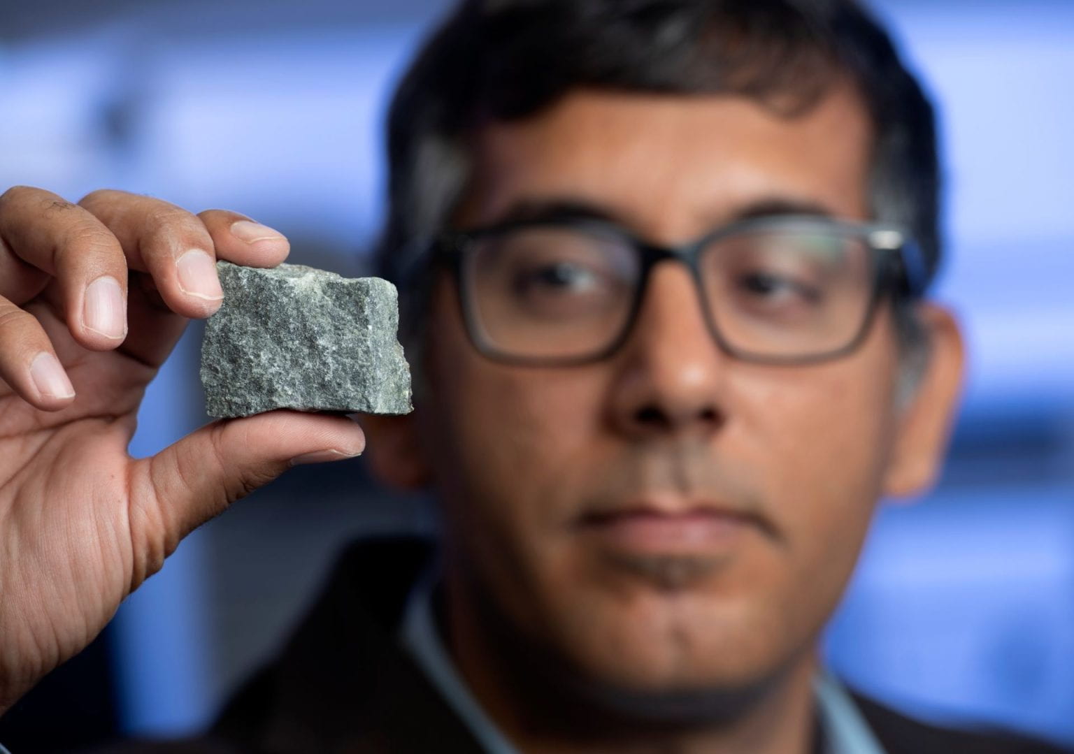 M.J. Abdolhosseini Qomi, UCI associate professor of civil and environmental engineering, says: “Certain types of rocks, such as those containing basalt, are rich in divalent metal cations that naturally convert CO2 into stable metal carbonate matter. Understanding how this process works at the molecular level will help us utilize this beneficial chemistry to help solve the problem of runaway climate change.” Steve Zylius / UCI