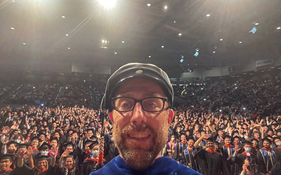 Dean Magnus Egerstedt takes an "epic" selfie with the Class of 2022 Anteater Engineers.
