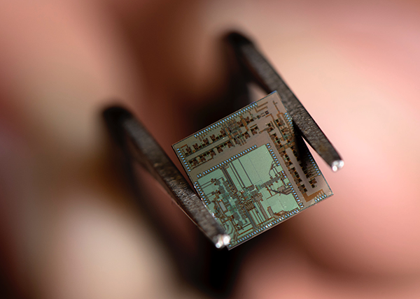 An “end-to-end transmitter-receiver” chip boasts a unique architecture combining digital and analog components on a single platform, resulting in ultra-fast data processing and reduced energy consumption. Steve Zylius / UCI