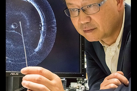 Zhongping Chen has developed a minimally-invasive, dual-modality imaging device that can effectively examine arteries for signs of vascular disease. 