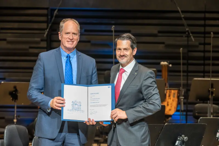 Professor Lee Swindlehurst (left) was honored as a TUM Ambassador by Thomas F. Hofmann, president of the Technical University of Munich (TUM). Astrid Eckert/TUM