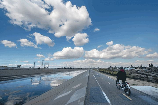A cyclist zooms along the bike path along the LA river in North Long Beach. Steve Zylius/UCI