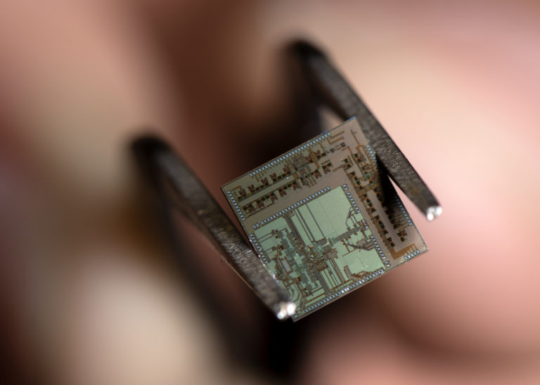 The “end-to-end transmitter-receiver” chip boasts a unique architecture combining digital and analog components on a single platform, resulting in ultra-fast data processing and reduced energy consumption. Steve Zylius / UCI